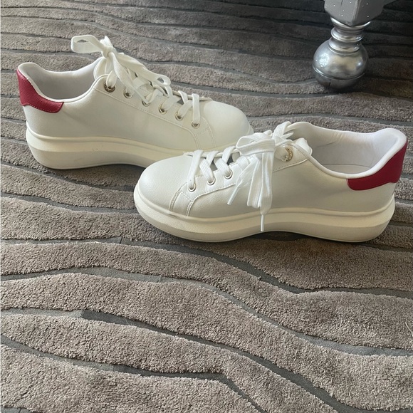 ALDO Walking shoes only worn once back of the soul 2 inches. The front is 1 inch - Picture 5 of 5